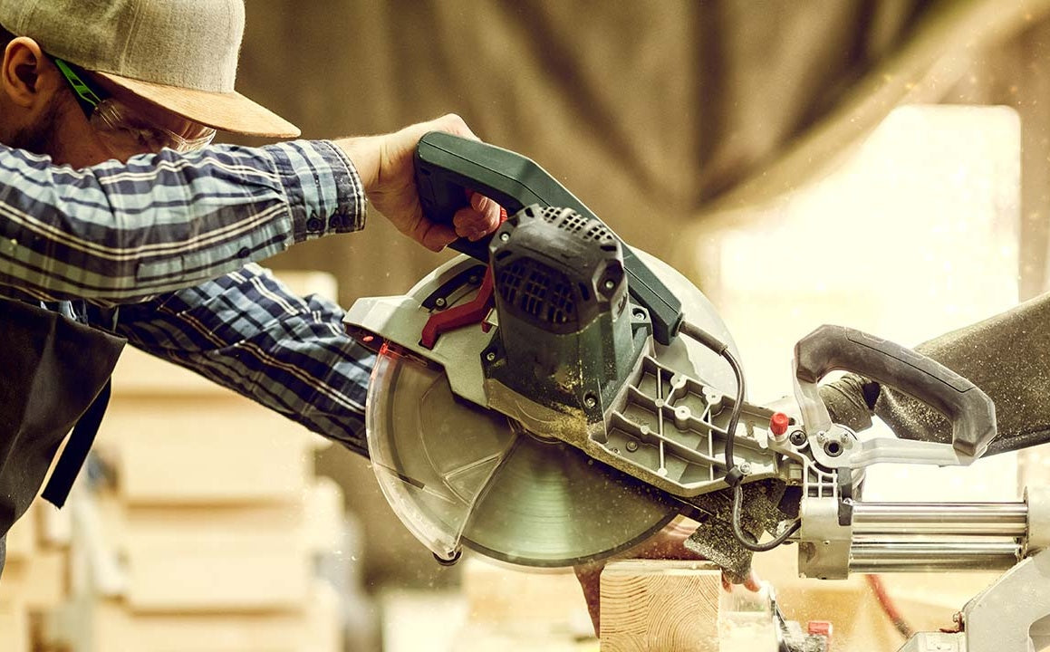 Risk Management in Carpentry Work Environments